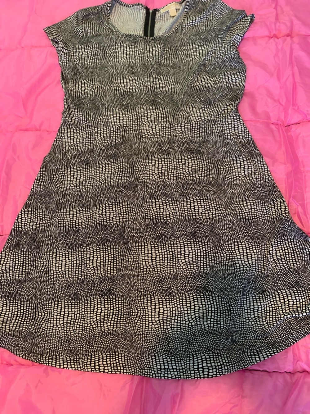 MICHAEL K XL CAP SLEEVE DRESS. BLACK AND WHITE. WASH AND HANG BEAUTIFUL